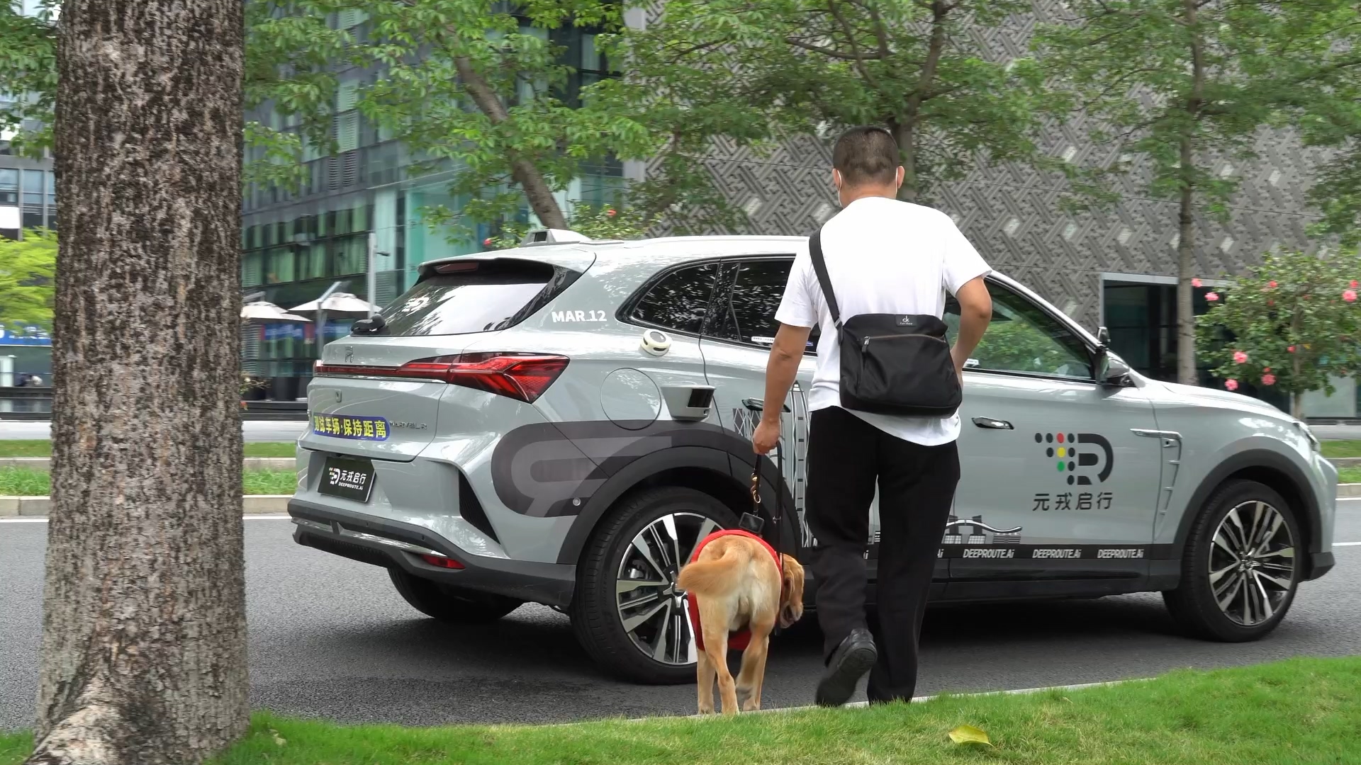 伴随着车辆自带的语音提示，么传锡携导盲犬顺利上车.jpg