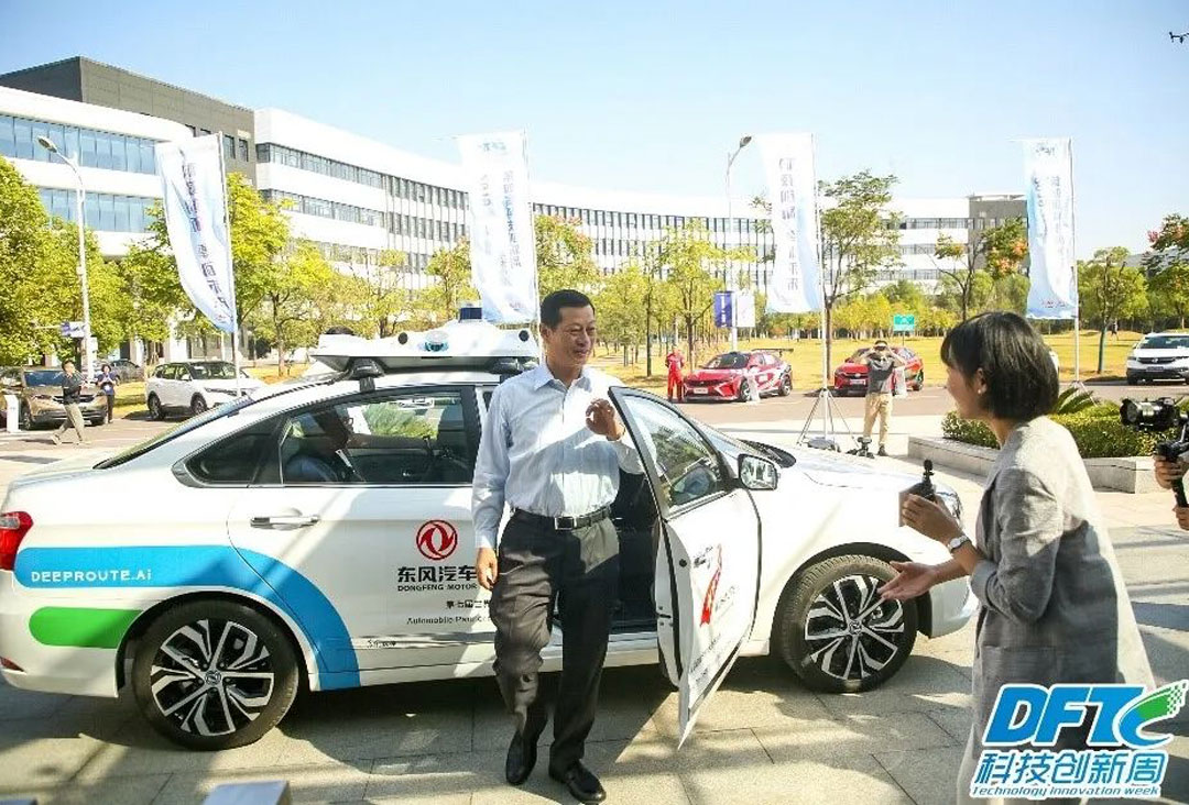 东风汽车集团董事长乘坐元戎启行与东风集团技术中心合作研发的Robo-Taxi进行直播